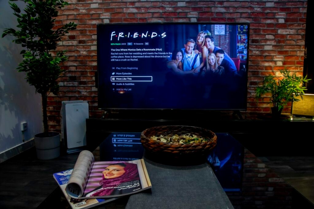 Eingeschalteter Flachbildfernseher in einem dunklen Wohnzimmer